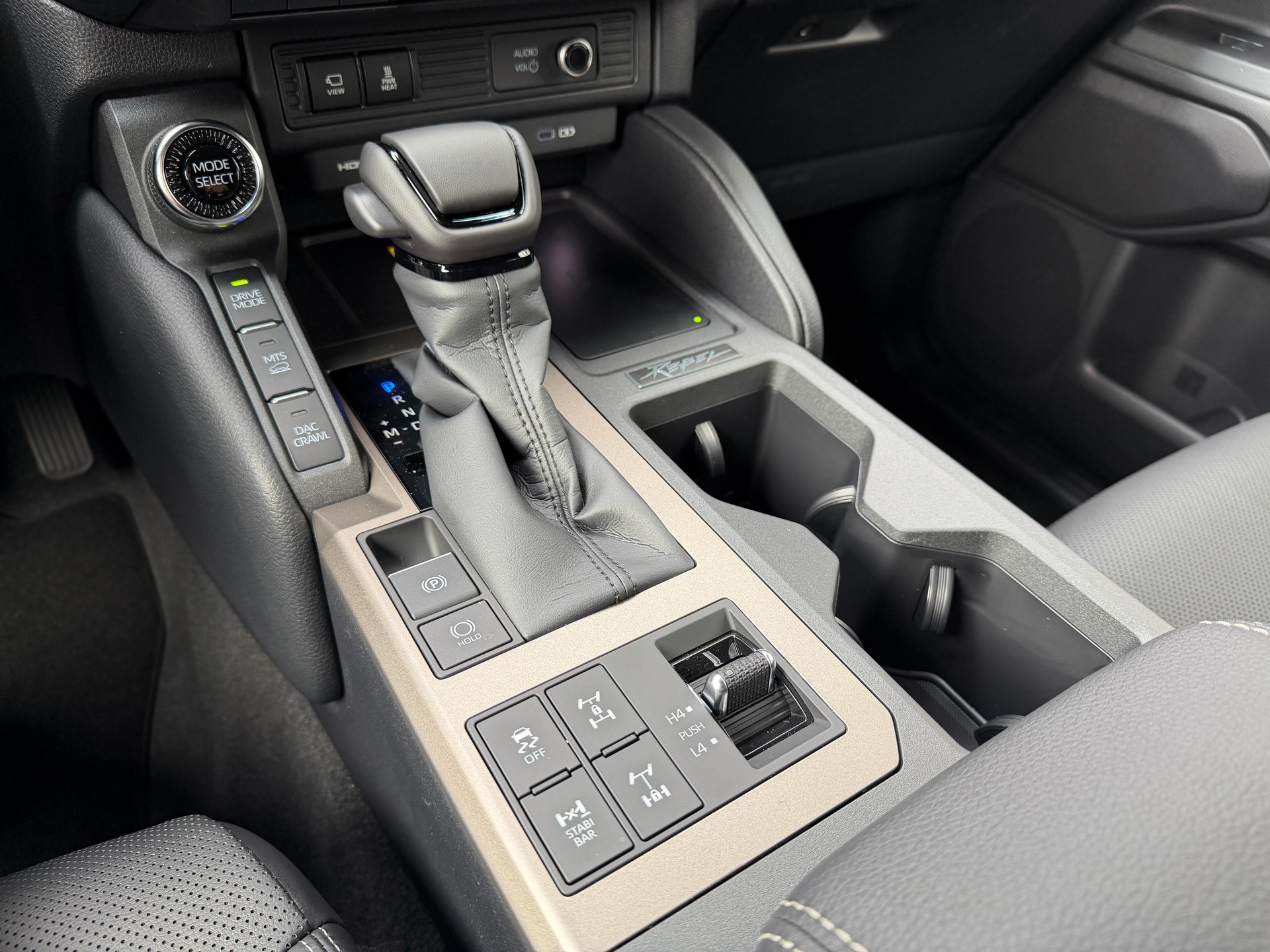TOYOTA Land Cruiser 2.8 D 48V 230 Rebel-image-12