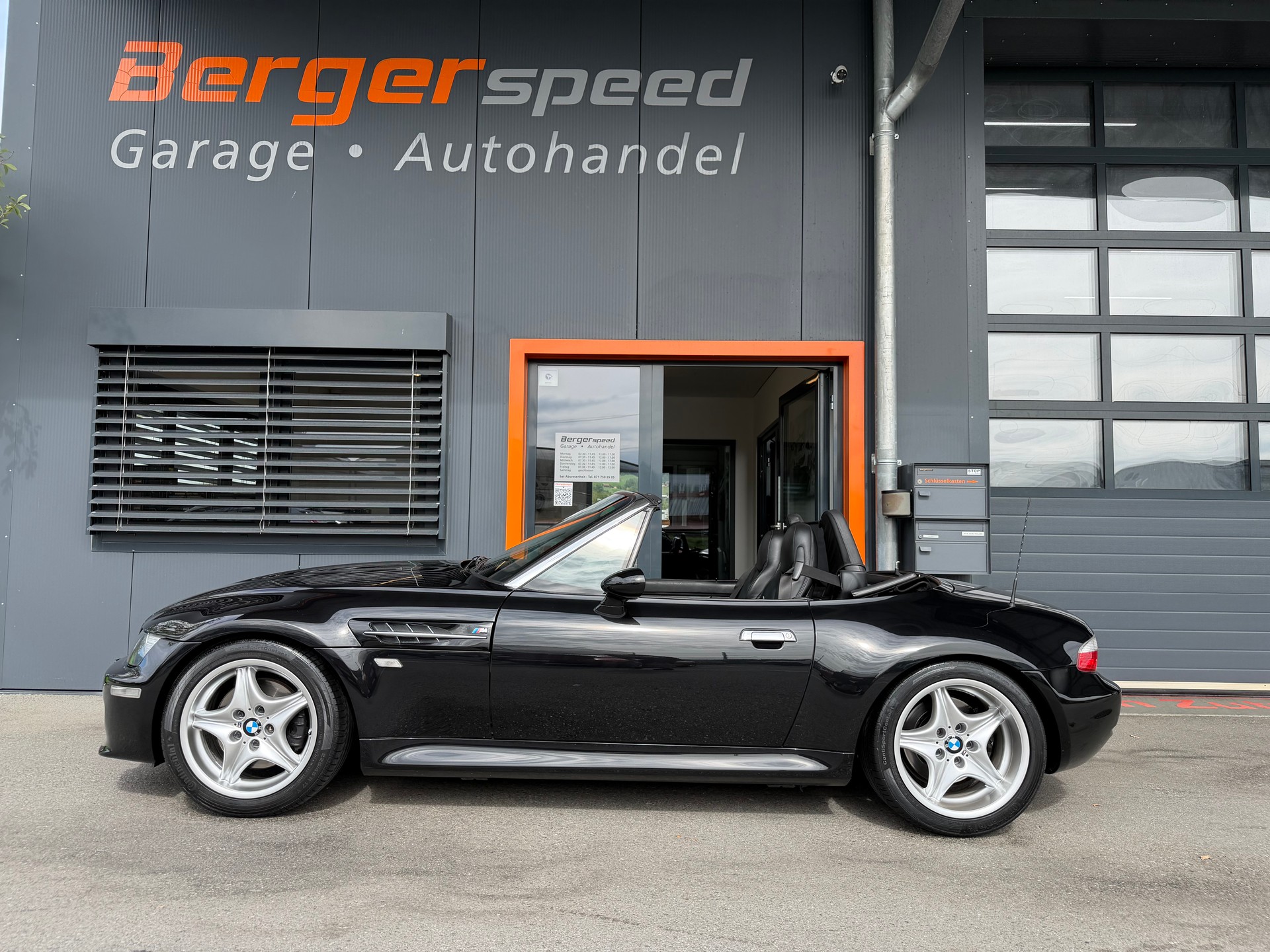 BMW M Roadster-showroom-element-1