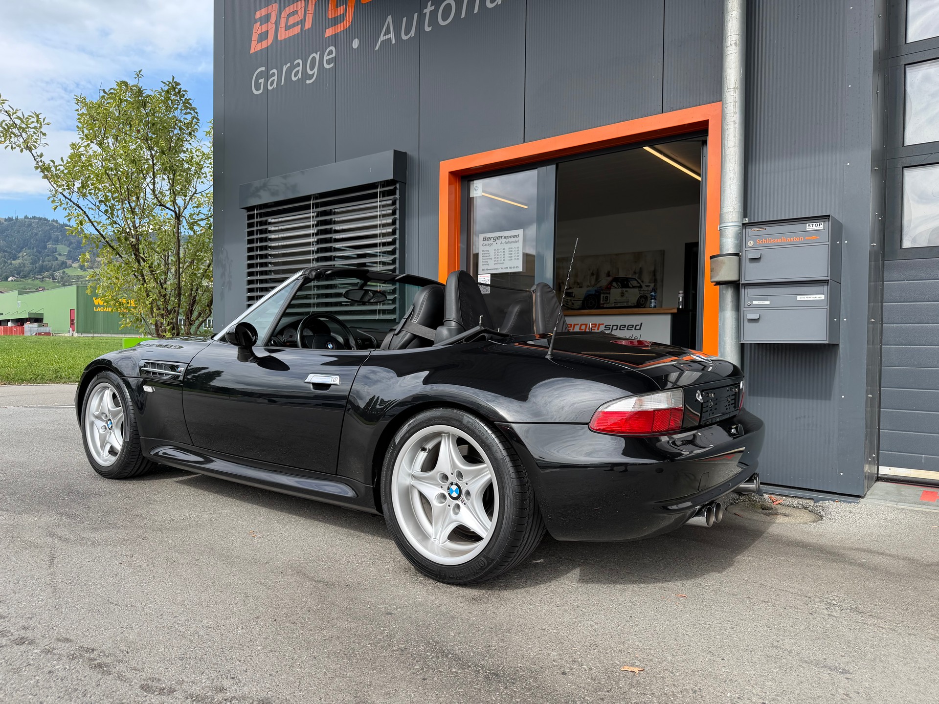 BMW M Roadster-showroom-element-3