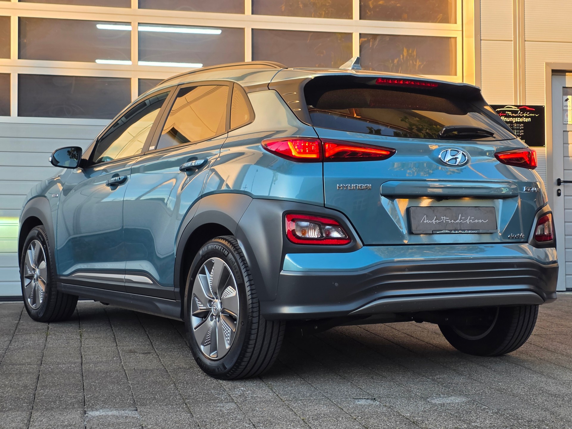 HYUNDAI Kona EV Vertex // BATT-ZERTIFIKAT -HEAD UP DISPLAY- BELÜFTETE SITZE- KAMERA- ASSISTENZ PAKET -GARANTIE BIS 08.2028-showroom-element-3