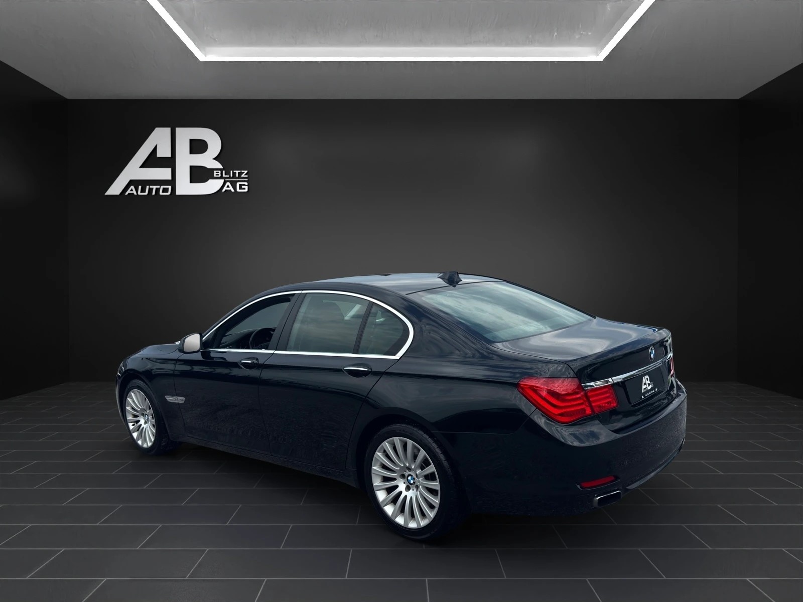 BMW 750i xDrive-showroom-element-2