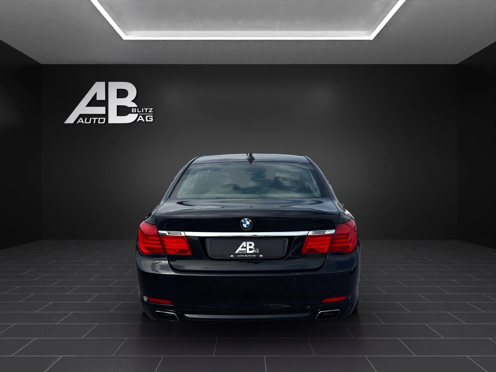 BMW 750i xDrive-showroom-element-3