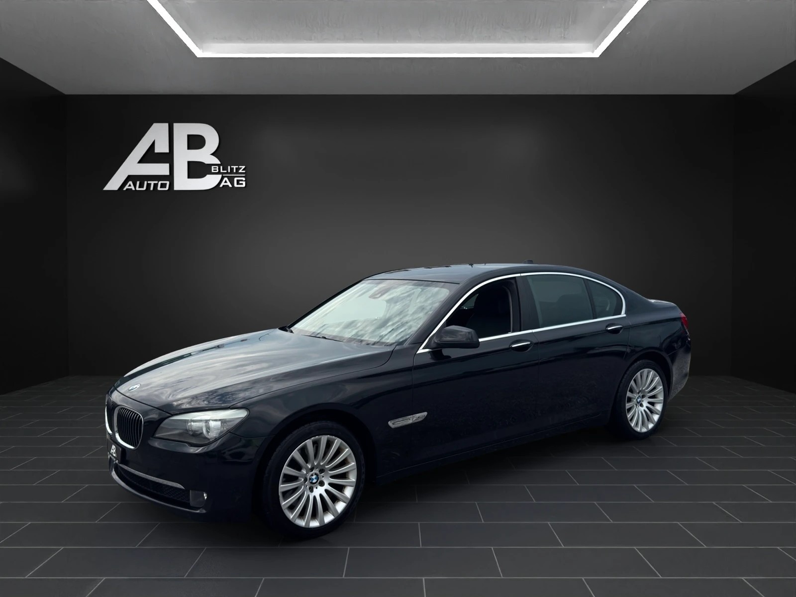 BMW 750i xDrive-showroom-element-1