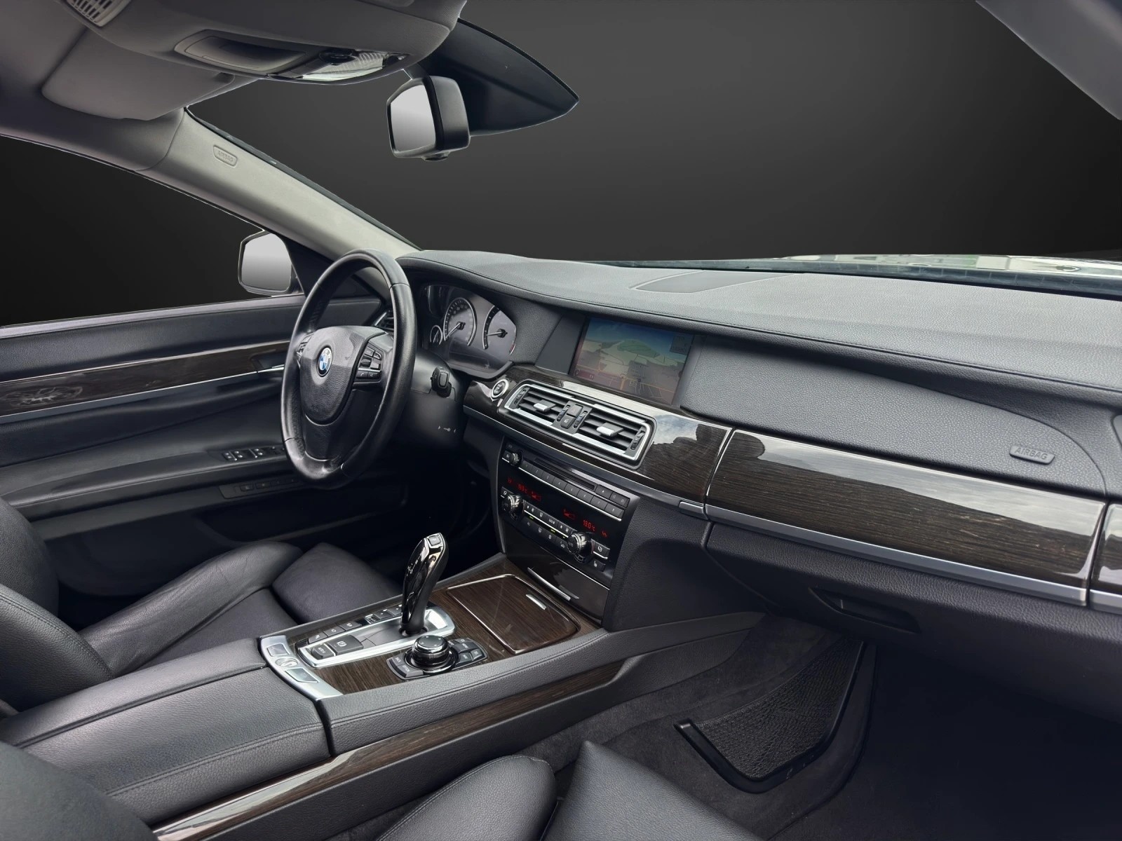 BMW 750i xDrive-image-9