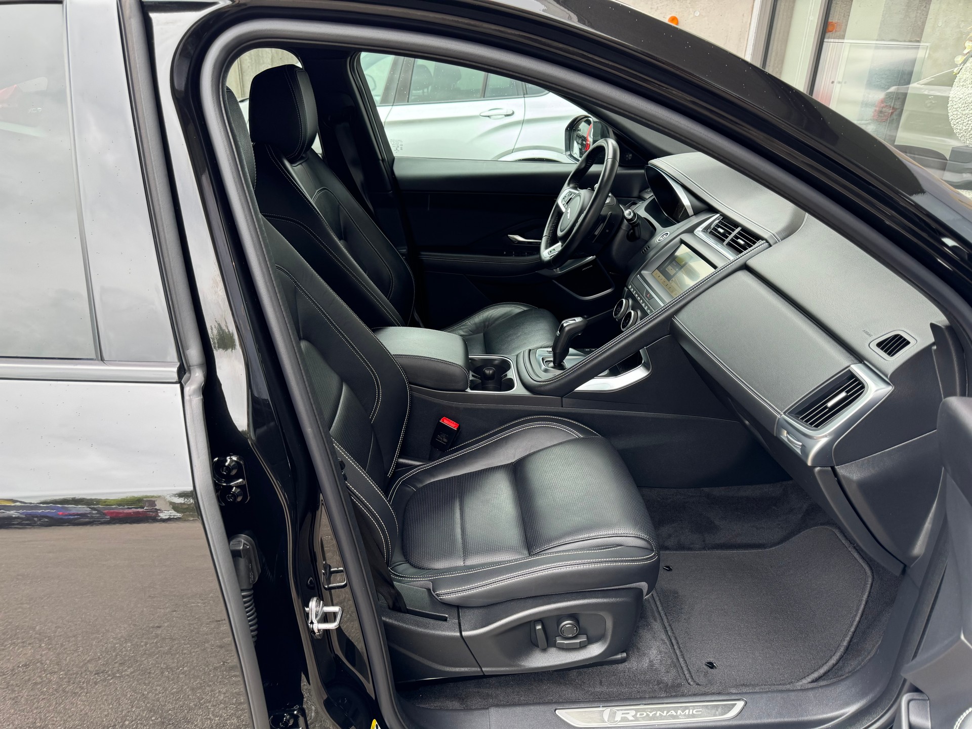 JAGUAR E-Pace 2.0d D150 R-Dynamic SE AWD Automatik-image-23