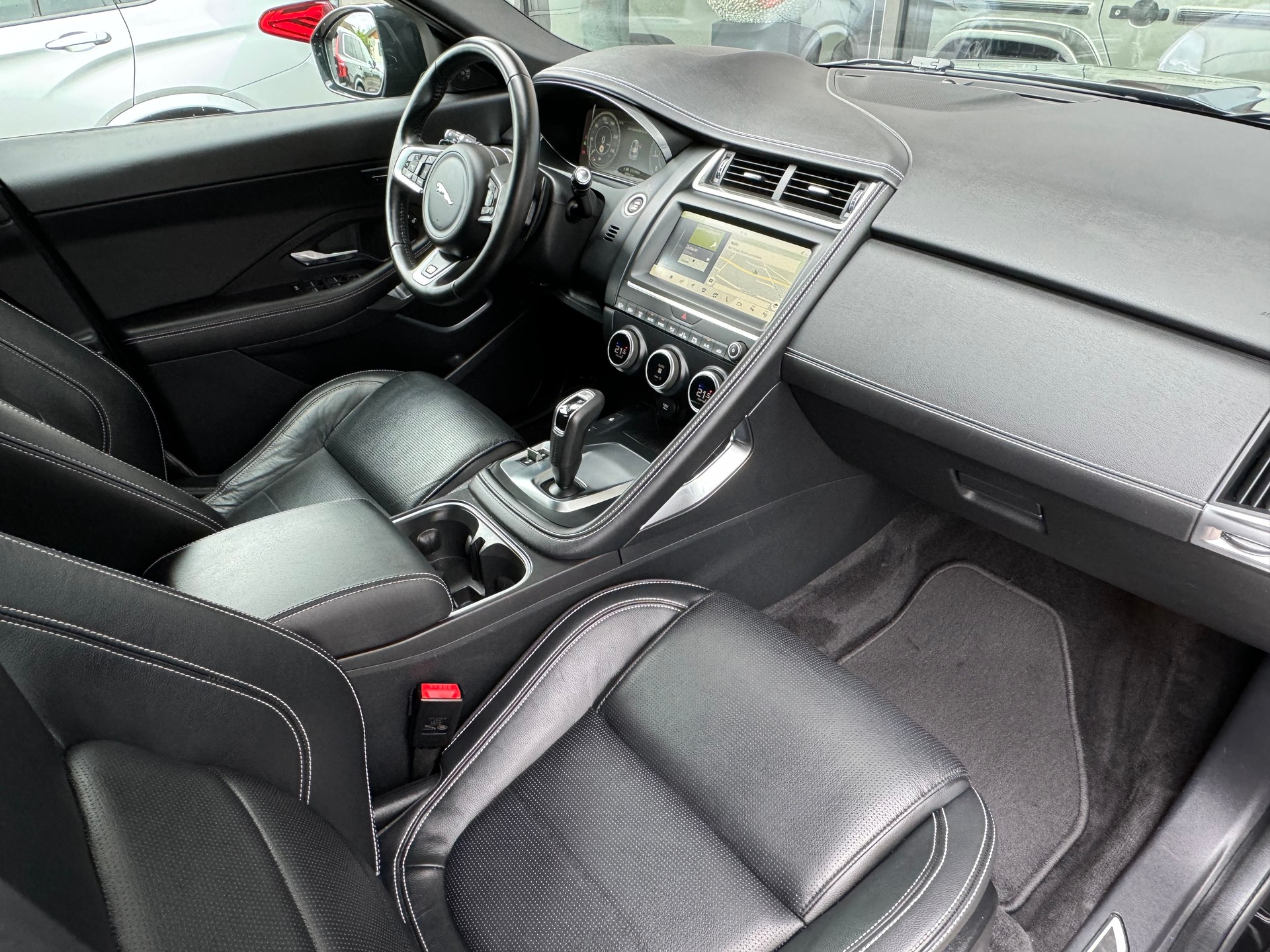 JAGUAR E-Pace 2.0d D150 R-Dynamic SE AWD Automatik-image-24
