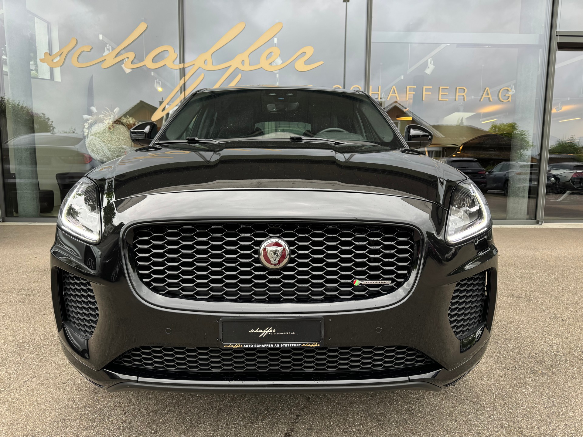 JAGUAR E-Pace 2.0d D150 R-Dynamic SE AWD Automatik-showroom-element-2