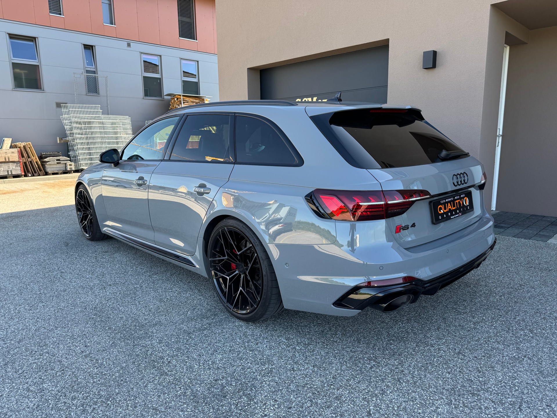 AUDI RS4 Avant quattro tiptronic-image-9