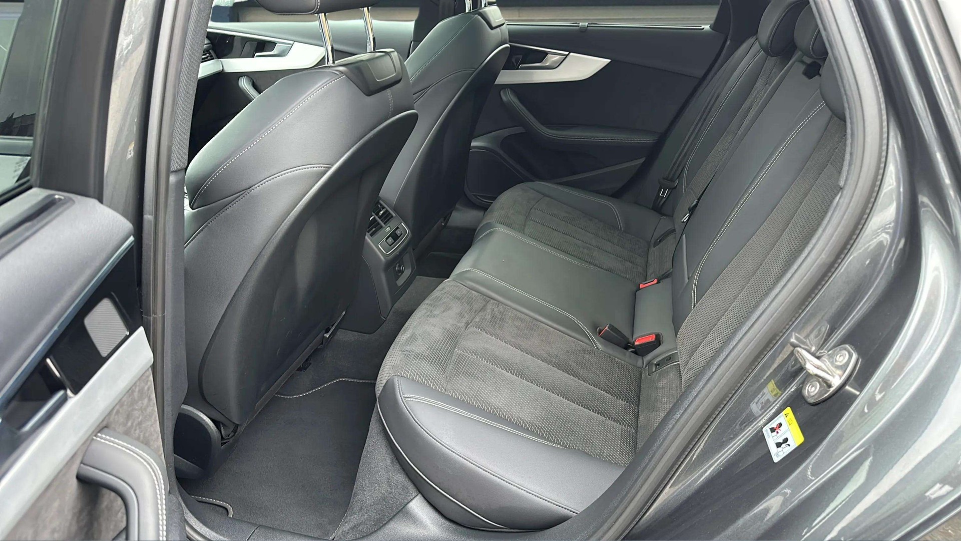 AUDI S4 Avant 3.0 TDI M-HEV quattro tiptronic mit AHK + Panoramadach & Standheizung-image-12