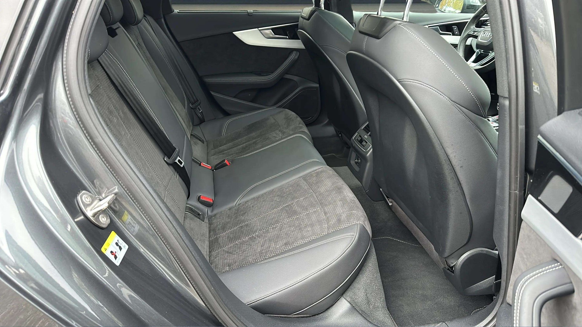 AUDI S4 Avant 3.0 TDI M-HEV quattro tiptronic mit AHK + Panoramadach & Standheizung-image-13