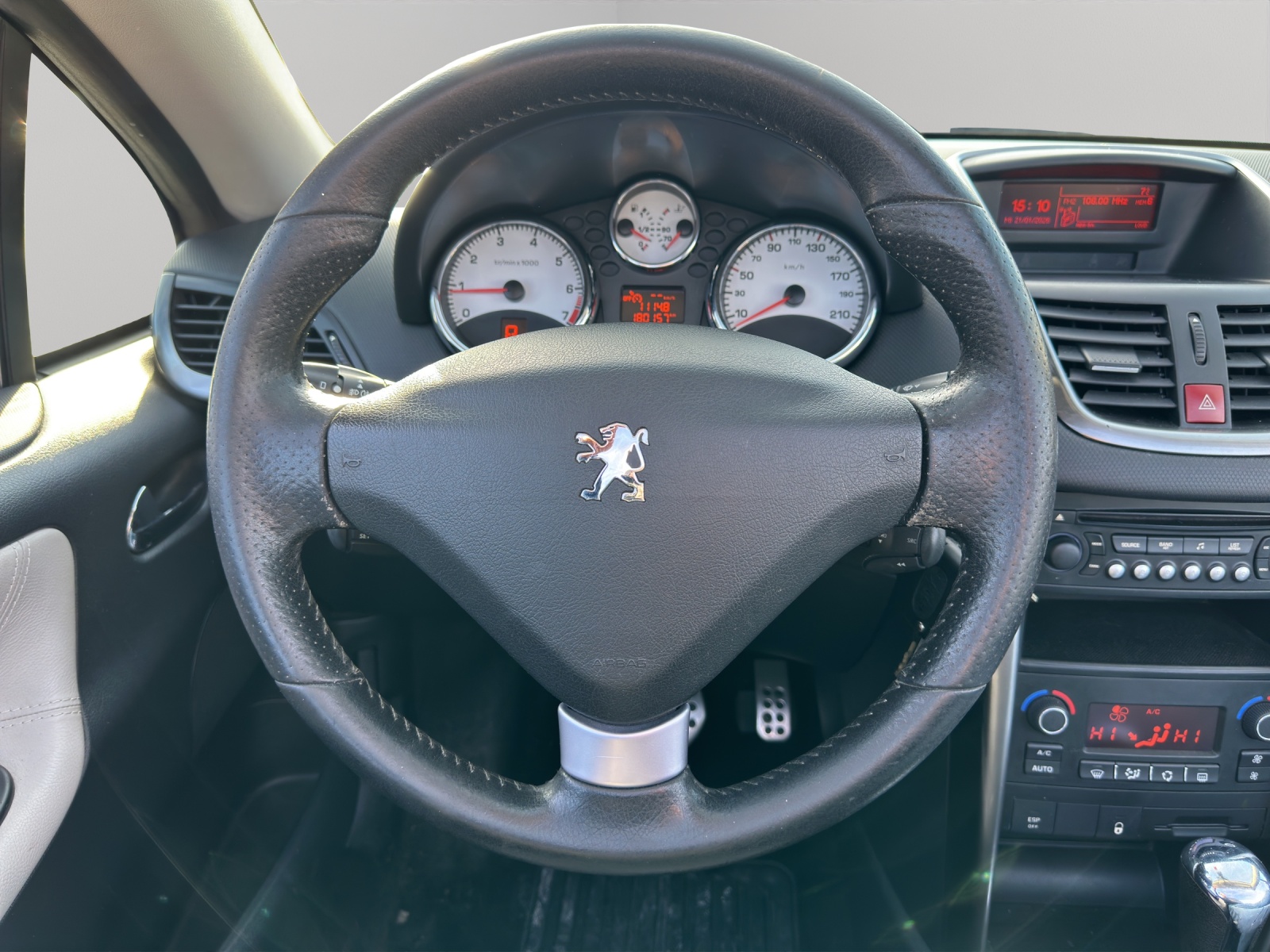 PEUGEOT 207 CC 1.6 16V Turbo Roland Garros Edition-image-16