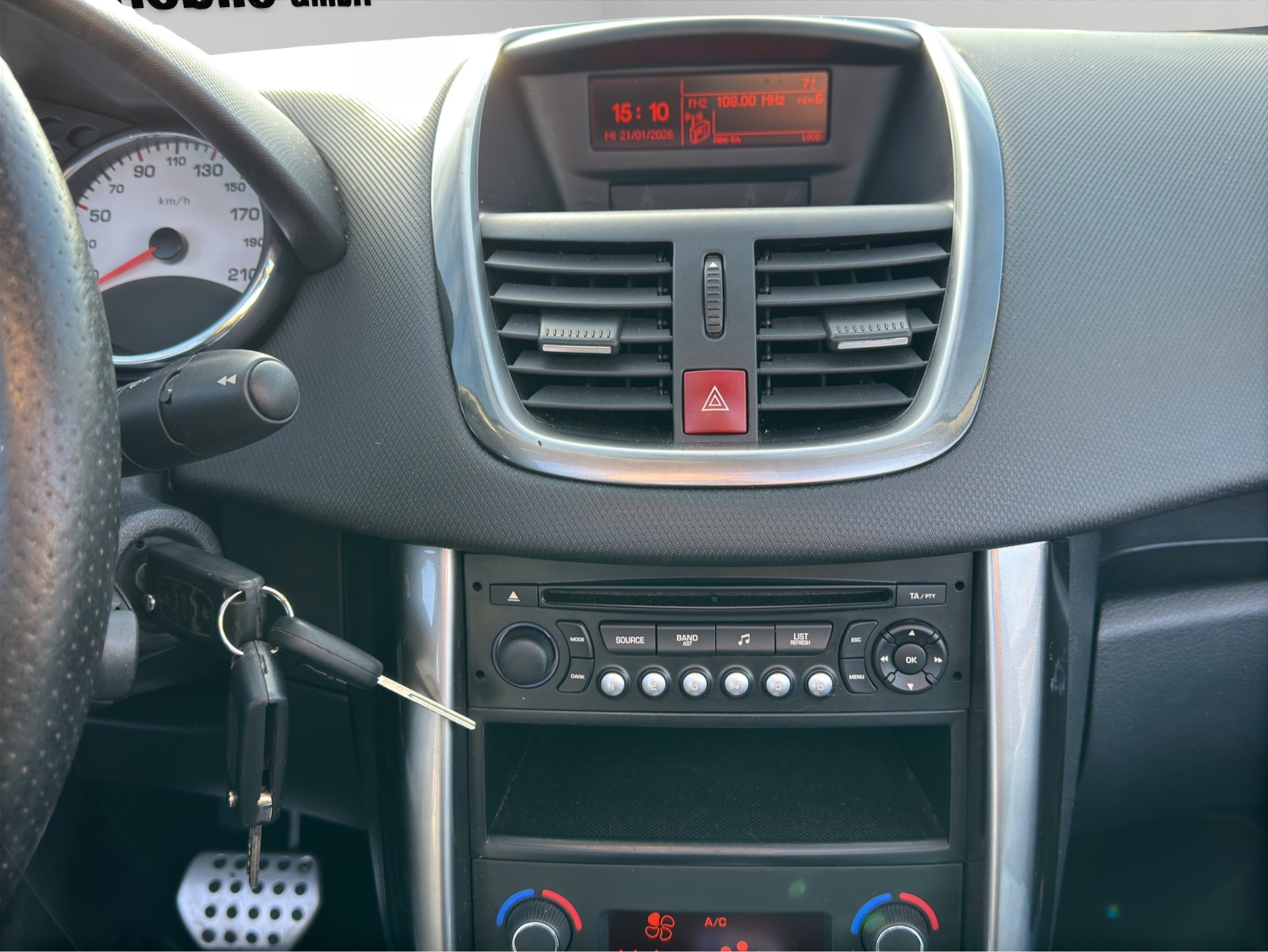 PEUGEOT 207 CC 1.6 16V Turbo Roland Garros Edition-image-10