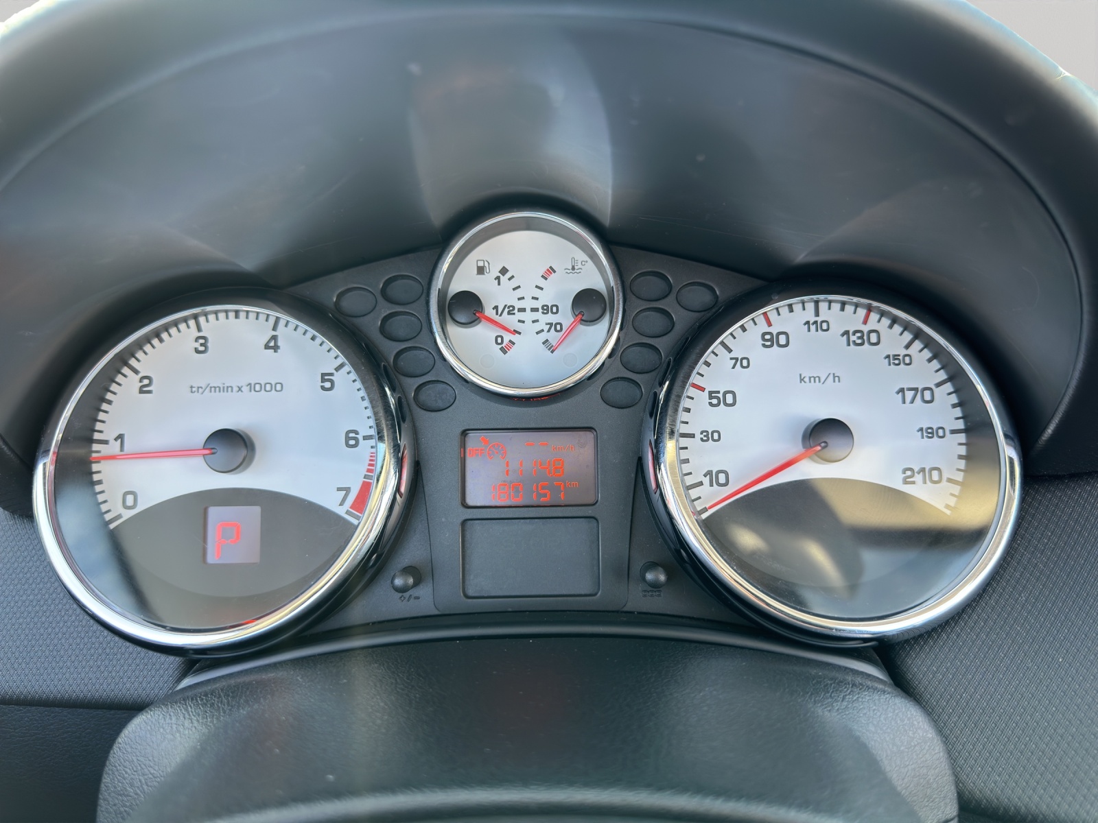 PEUGEOT 207 CC 1.6 16V Turbo Roland Garros Edition-image-15