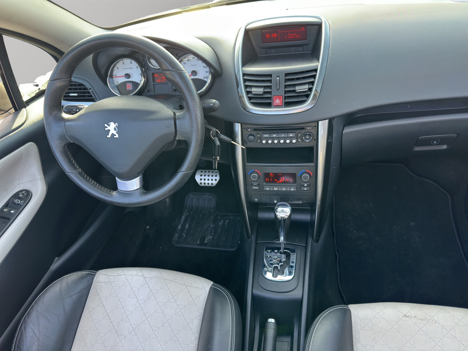 PEUGEOT 207 CC 1.6 16V Turbo Roland Garros Edition-image-9