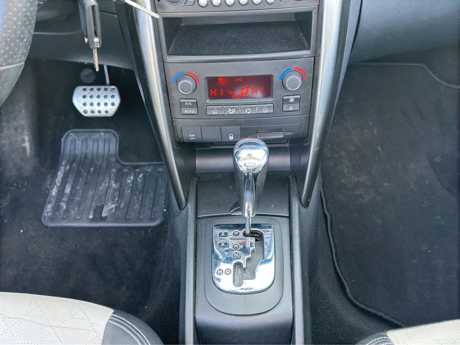 PEUGEOT 207 CC 1.6 16V Turbo Roland Garros Edition-image-11