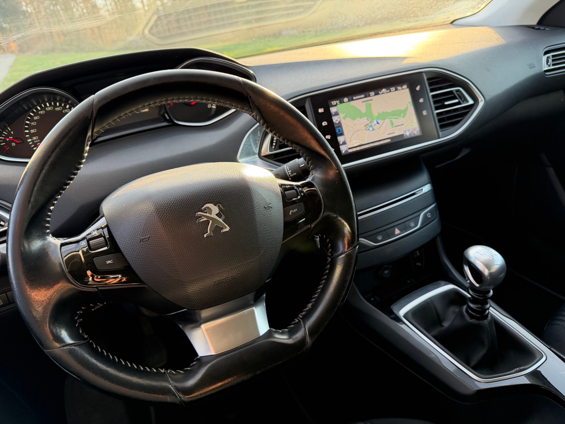 PEUGEOT 308 SW 1.2 THP Business-image-5