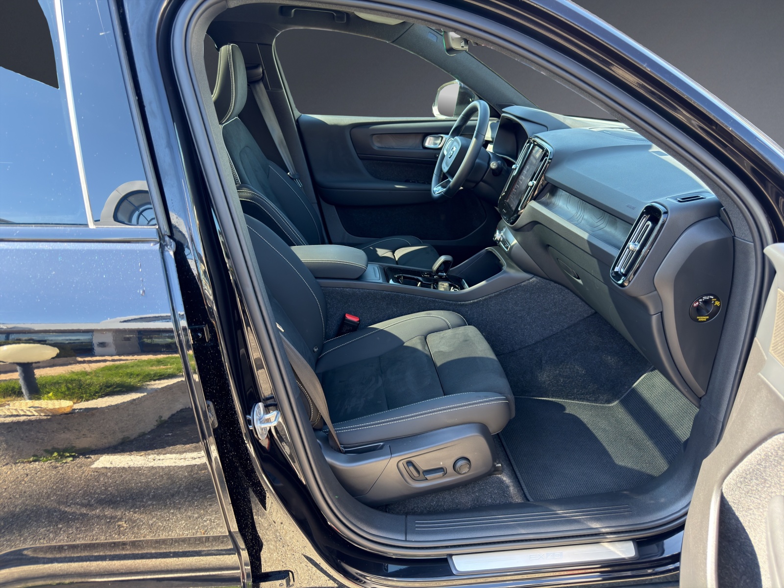 VOLVO EX40 82kWh Twin Motor Performance AWD Xcentric Black Edition-image-9