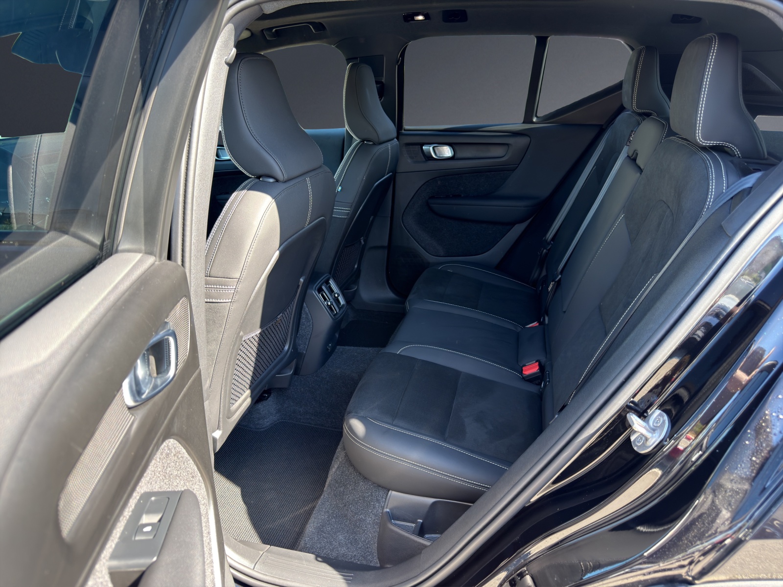 VOLVO EX40 82kWh Twin Motor Performance AWD Xcentric Black Edition-image-11