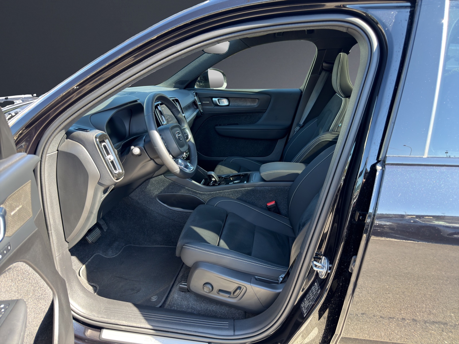 VOLVO EX40 82kWh Twin Motor Performance AWD Xcentric Black Edition-image-8