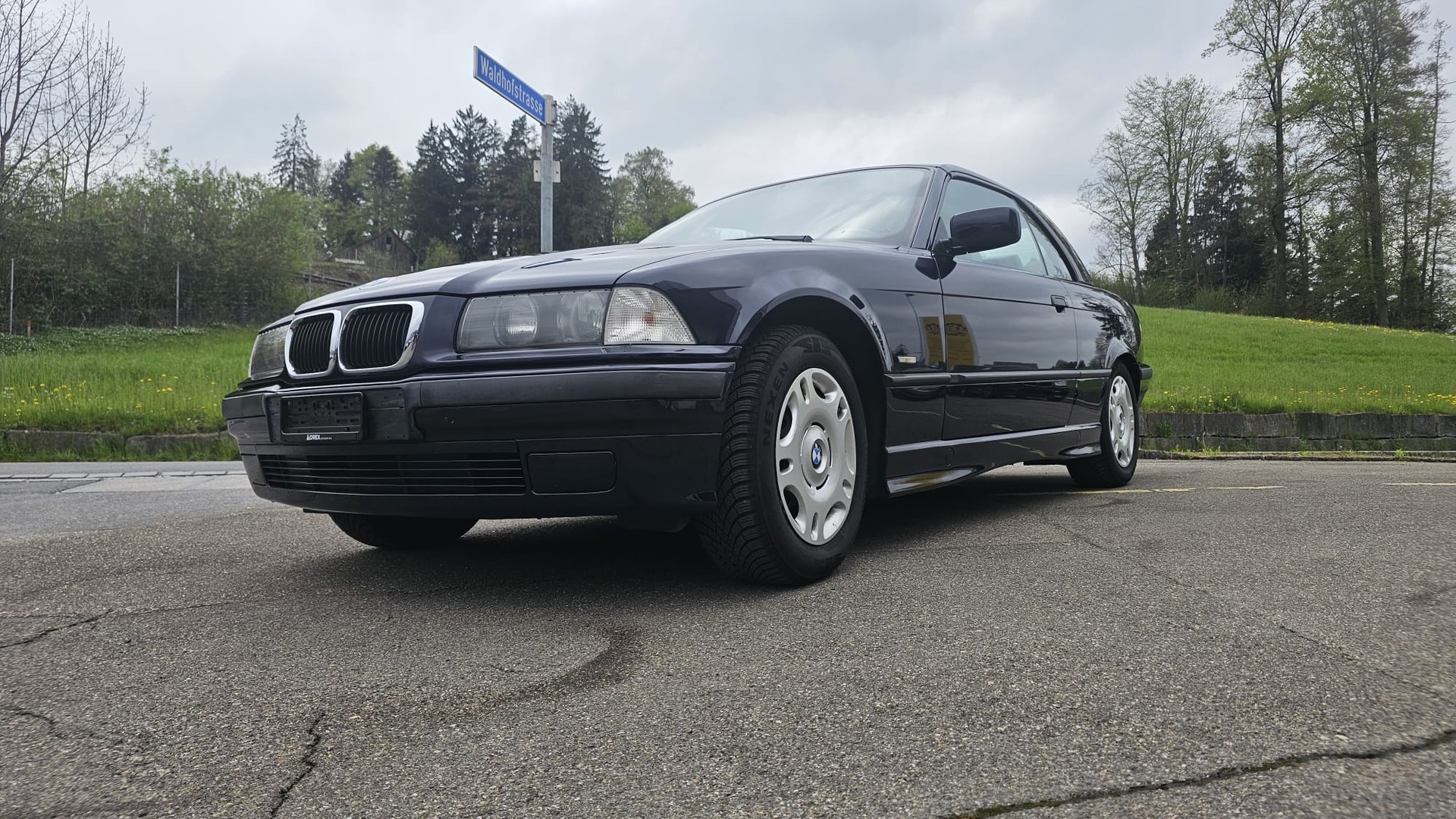 BMW 318i Cabrio Exclusiv-showroom-element-1