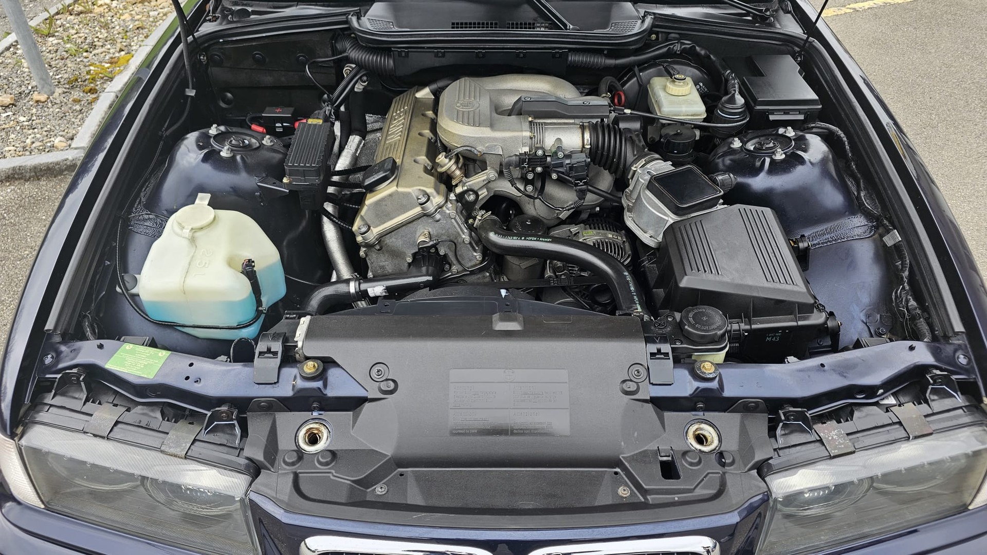 BMW 318i Cabrio Exclusiv-showroom-element-3