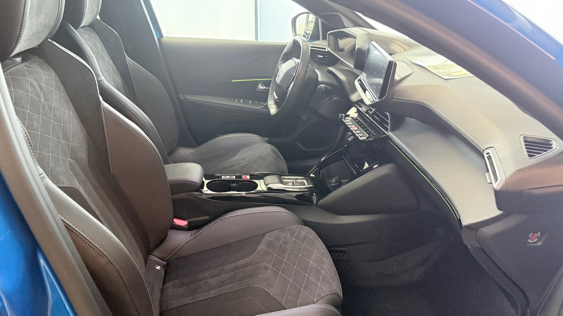 PEUGEOT 208 e-GT-image-20