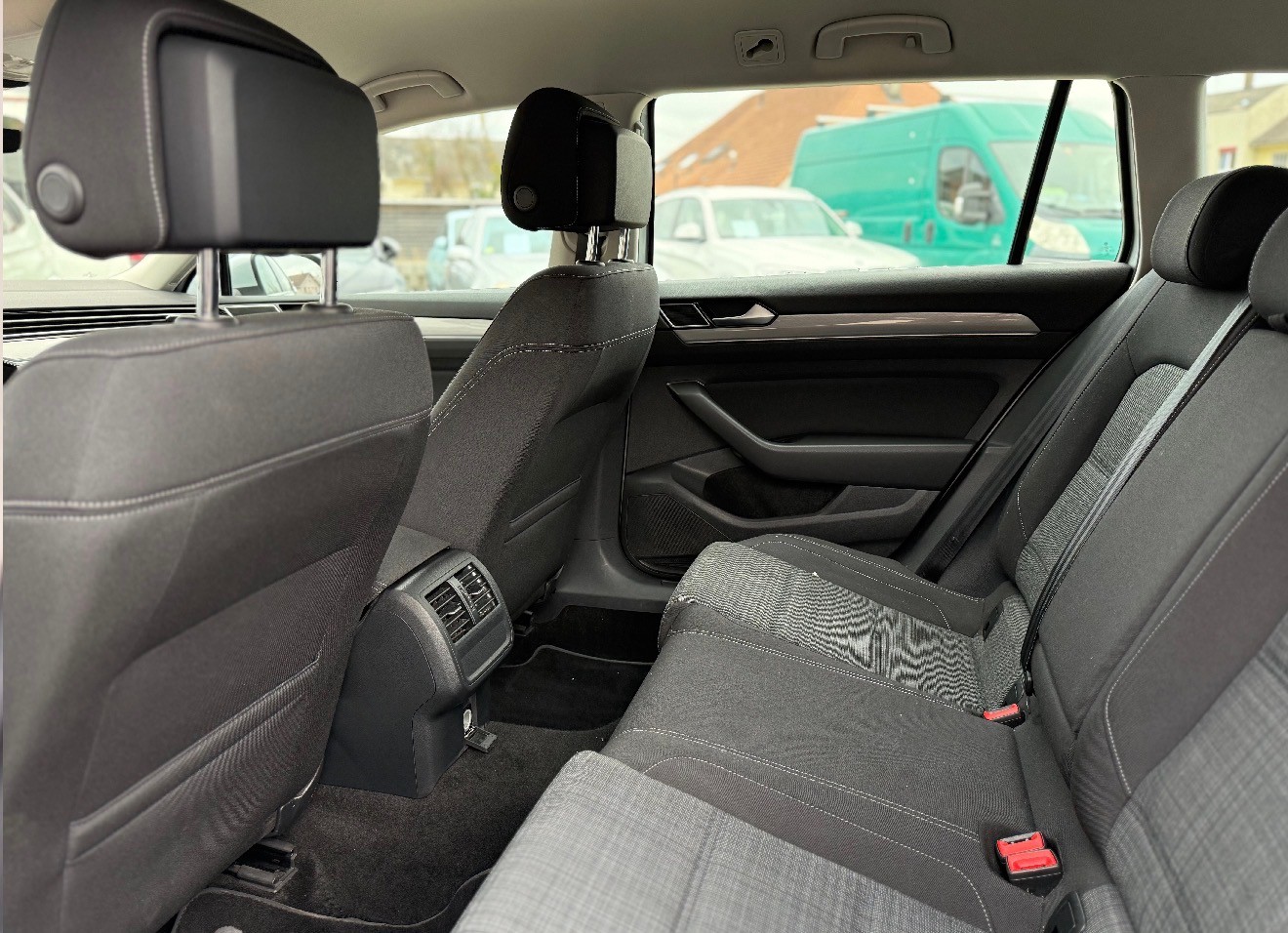 VW Passat 2.0 TDI BMT Business 4Motion DSG-image-11