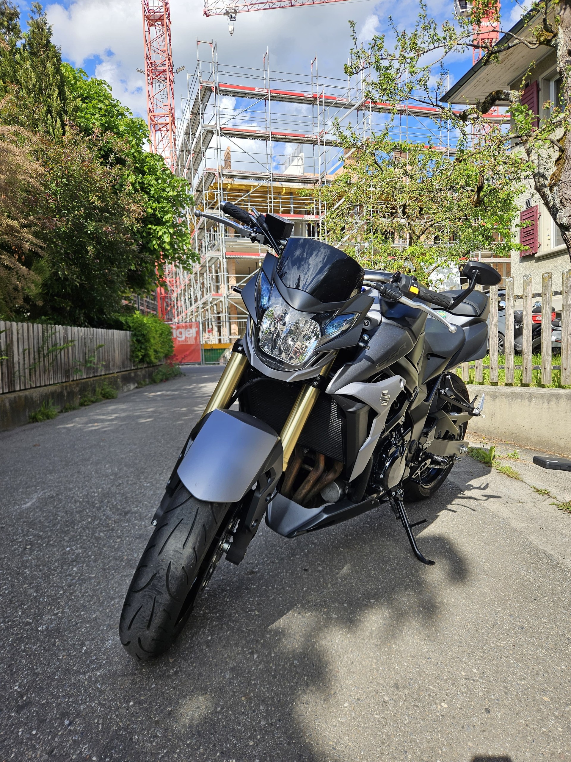 SUZUKI GSR 750 ABS-image-1