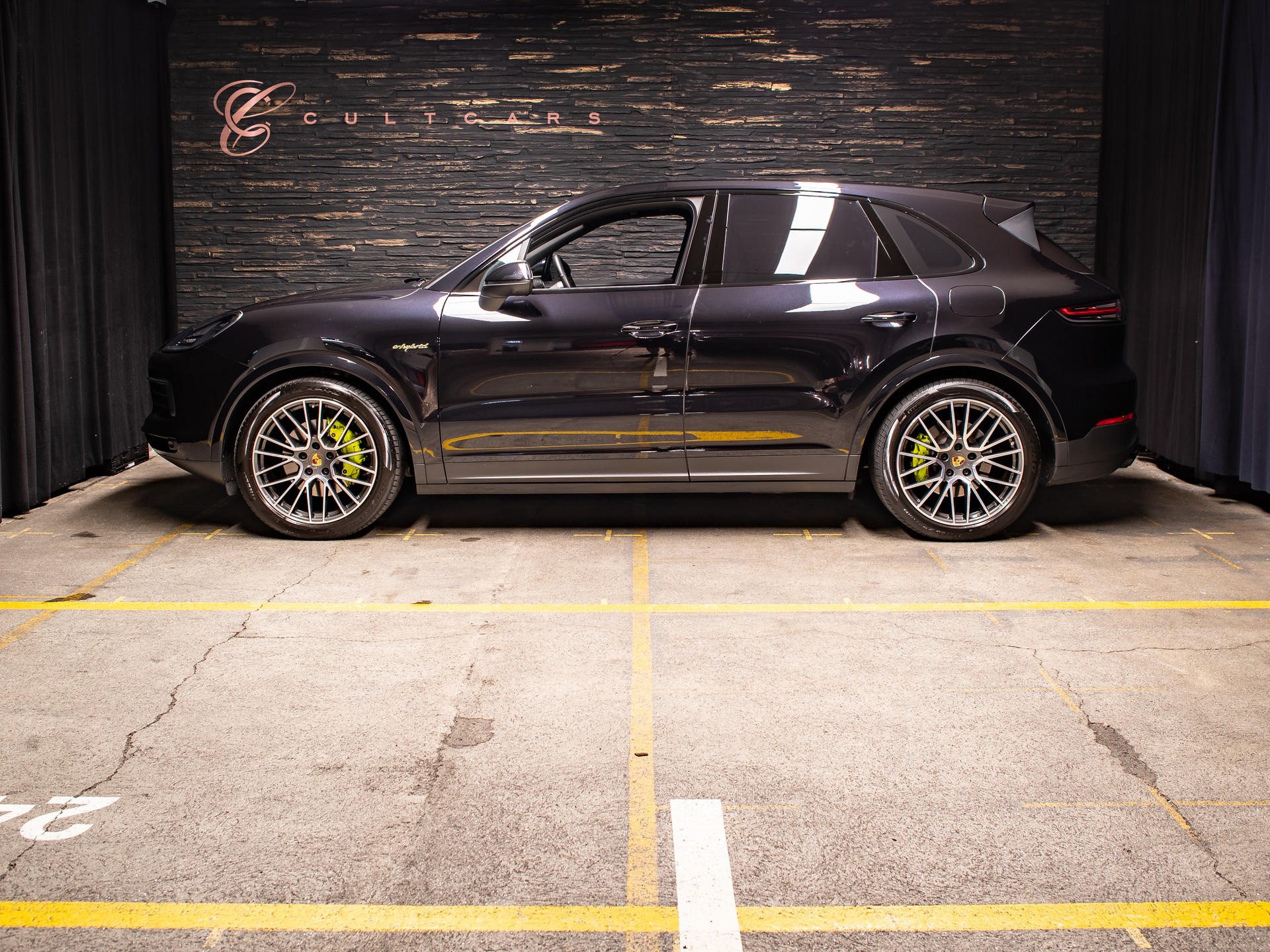 PORSCHE Cayenne E-Hybrid-showroom-element-1