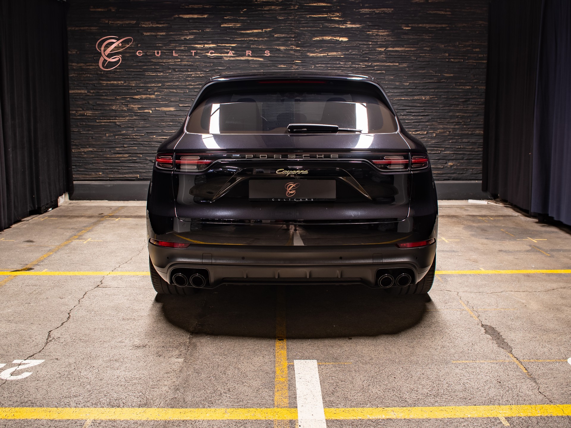 PORSCHE Cayenne E-Hybrid-showroom-element-3