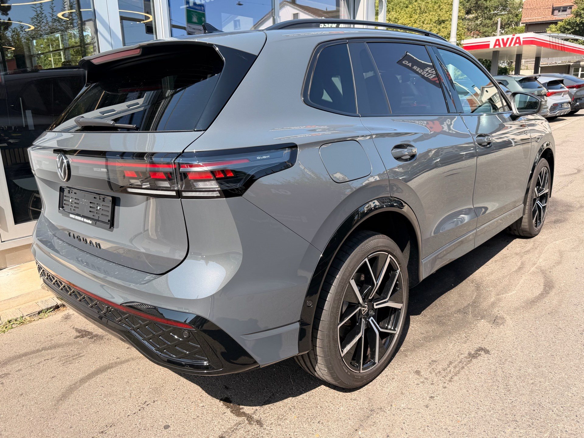 VW Tiguan 2.0 TSI DSG 4MOTION R-LINE *** PANORAMAGLASDACH & 360 GRAD KAMERA ***-showroom-element-3