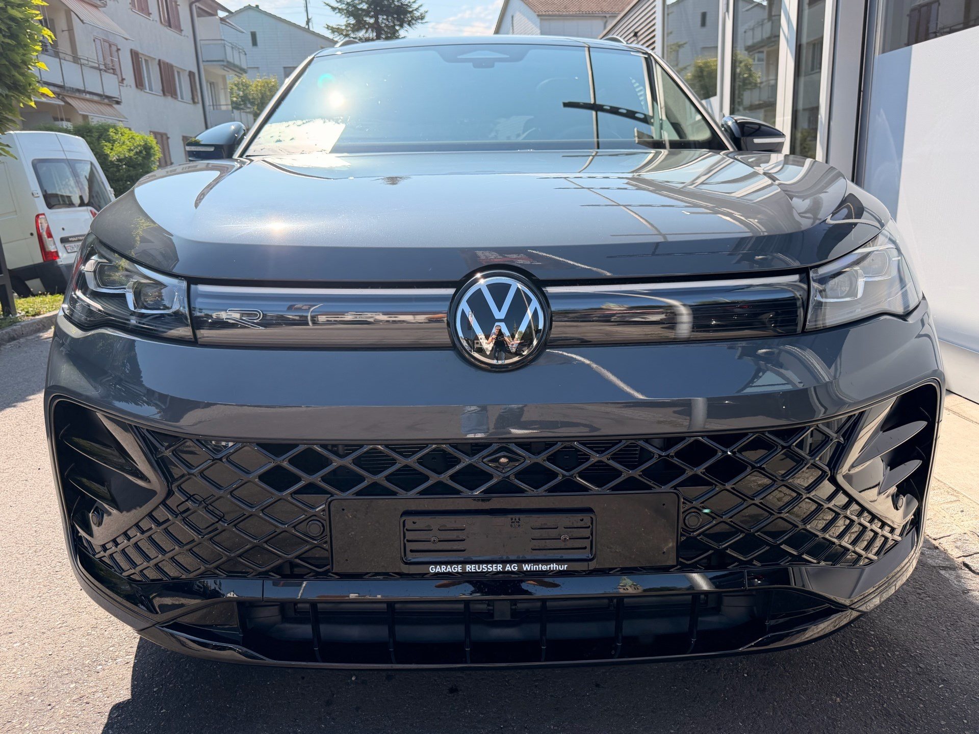 VW Tiguan 2.0 TSI DSG 4MOTION R-LINE *** PANORAMAGLASDACH & 360 GRAD KAMERA ***-showroom-element-1