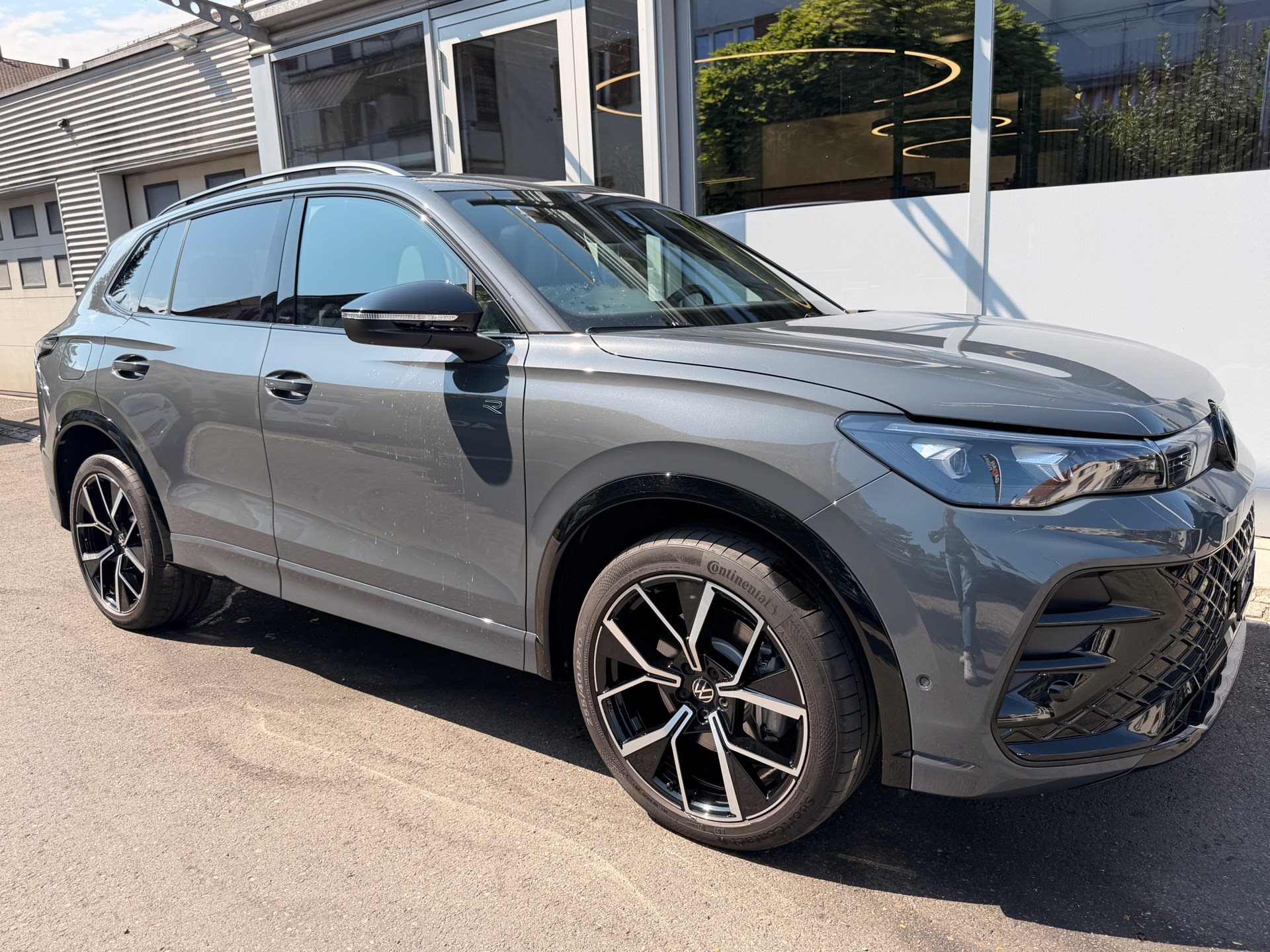 VW Tiguan 2.0 TSI DSG 4MOTION R-LINE *** PANORAMAGLASDACH & 360 GRAD KAMERA ***-showroom-element-2