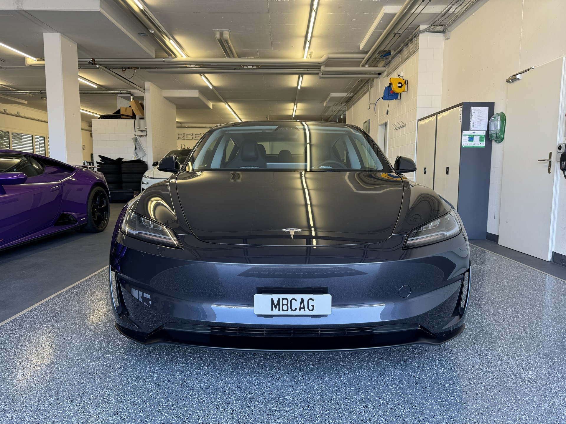 TESLA Model 3 Dual Motor Performance AWD-showroom-element-1