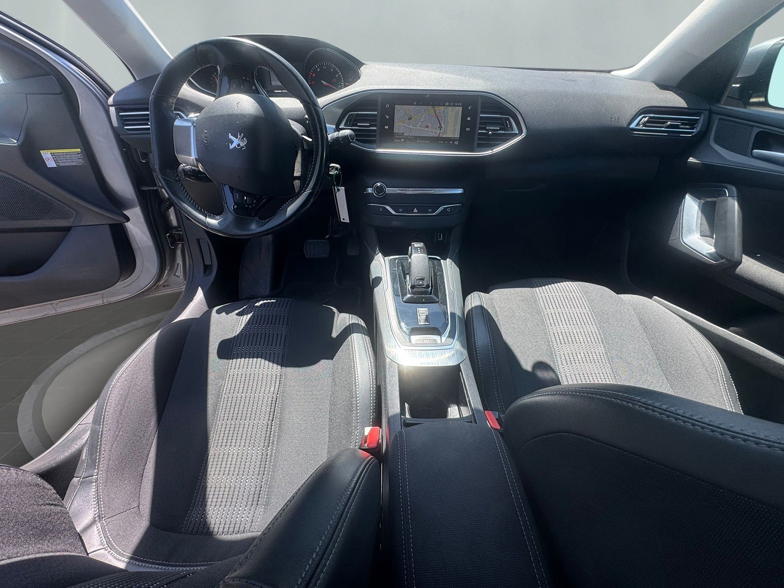 PEUGEOT 308 1.2 Pure Tech Allure Pack EAT8-image-11