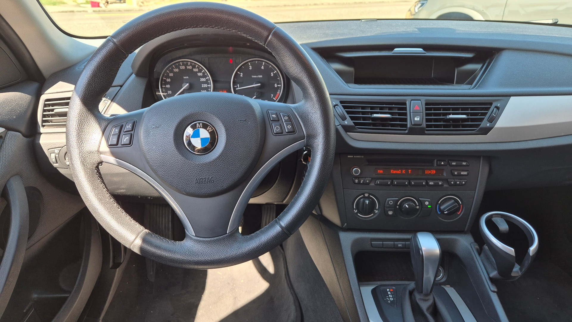 BMW X1 sDrive 18i-image-8