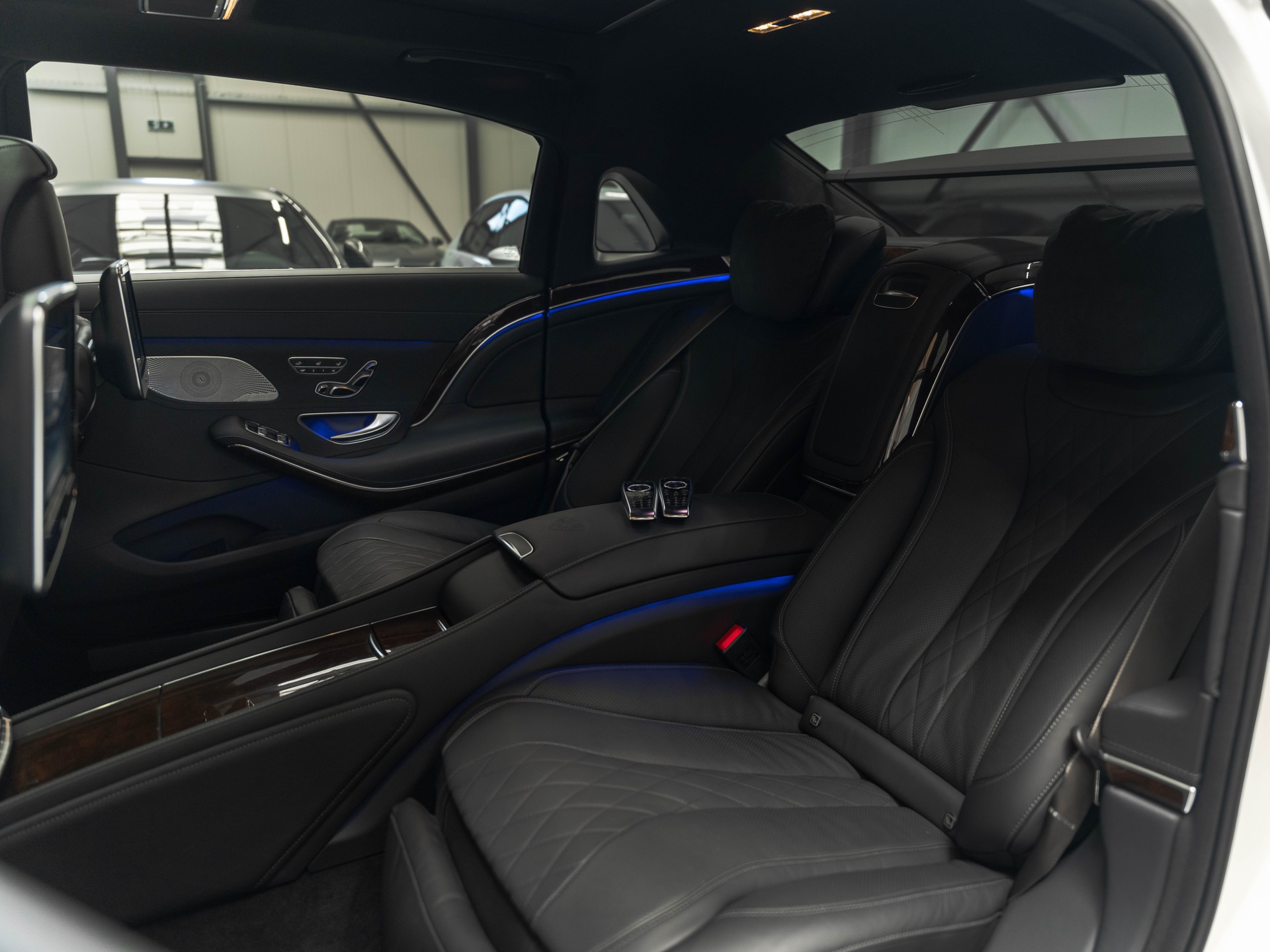 MERCEDES-BENZ S 500 Maybach 4Matic 9G-Tronic-image-13