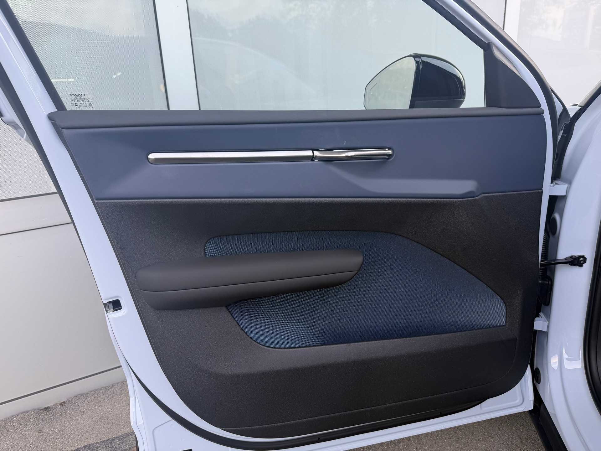 VOLVO EX30 E60 69kWh Twin Ultra-image-9