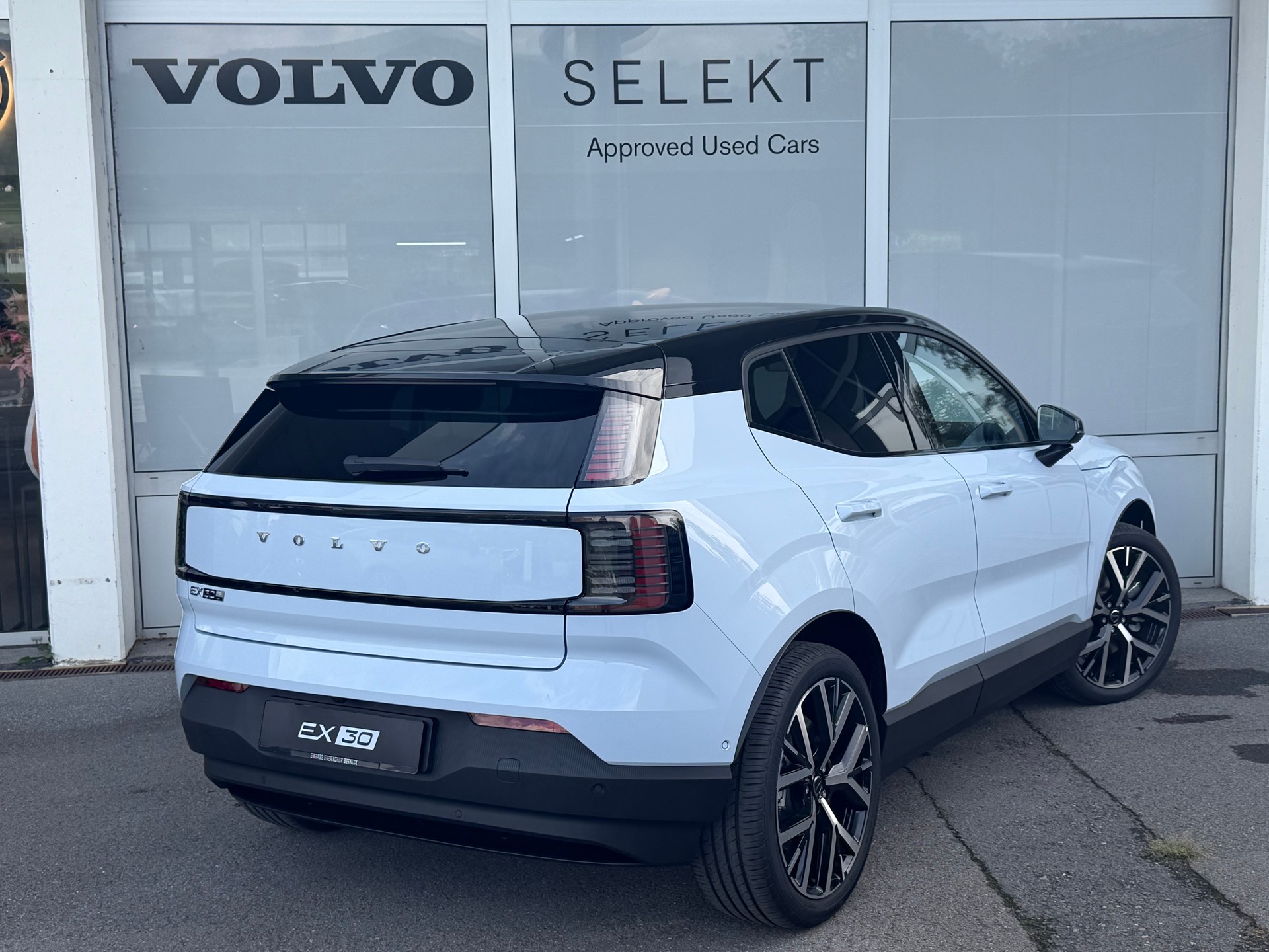 VOLVO EX30 E60 69kWh Twin Ultra-showroom-element-1
