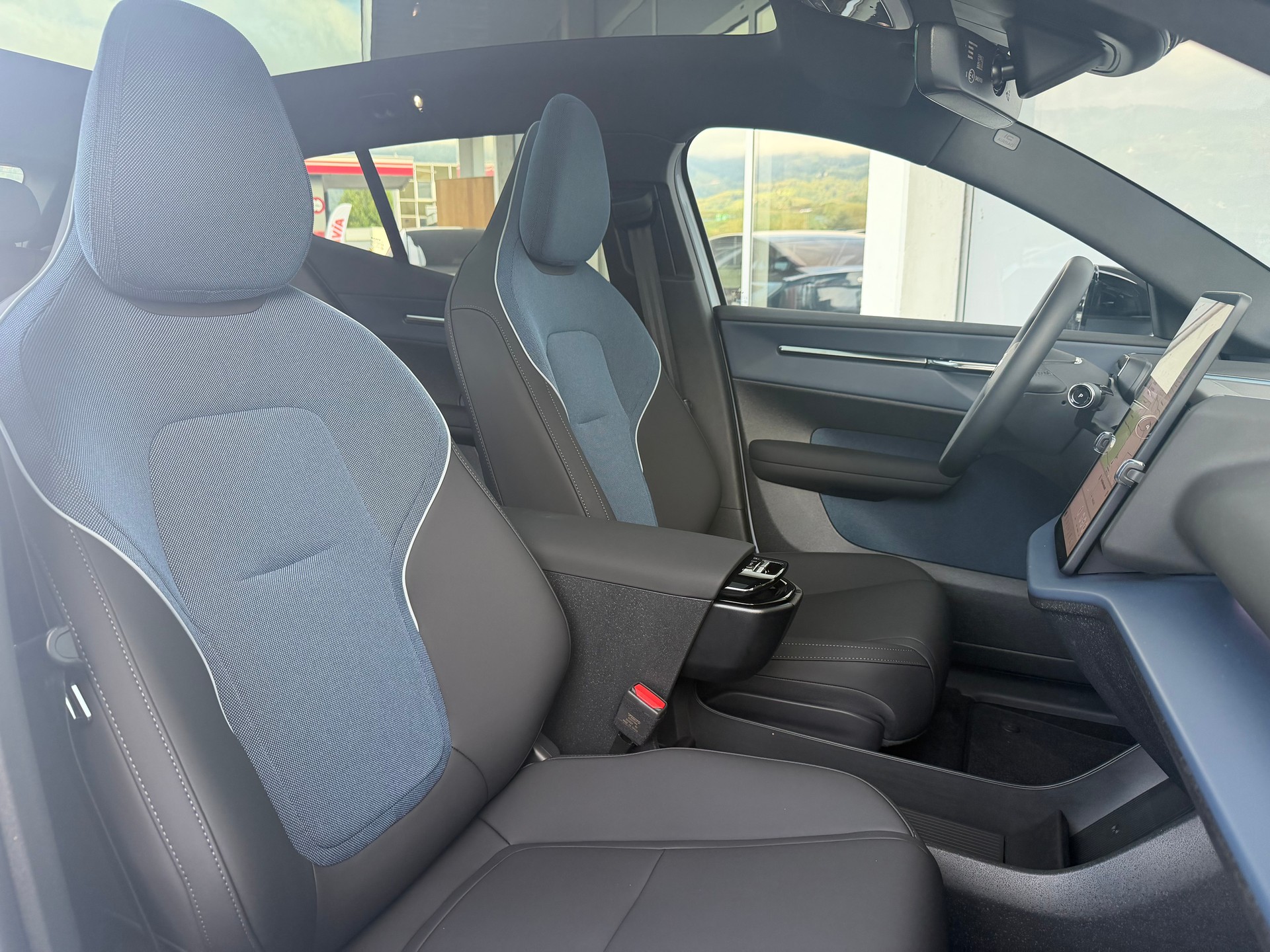 VOLVO EX30 E60 69kWh Twin Ultra-showroom-element-3