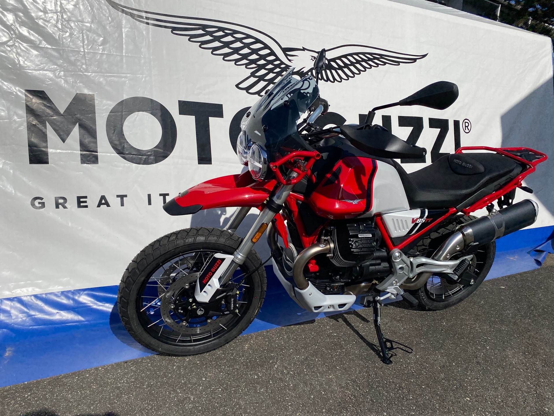 MOTO GUZZI V85 TT Premium Graphics 2-Tone E5-image-6