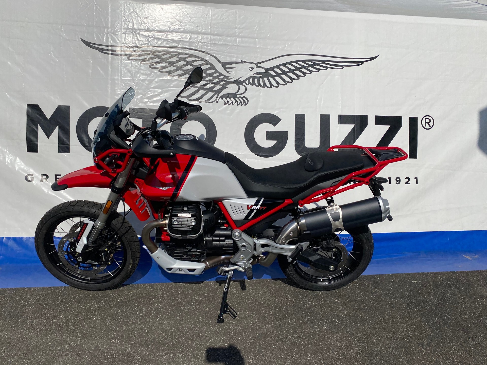 MOTO GUZZI V85 TT Premium Graphics 2-Tone E5-image-7