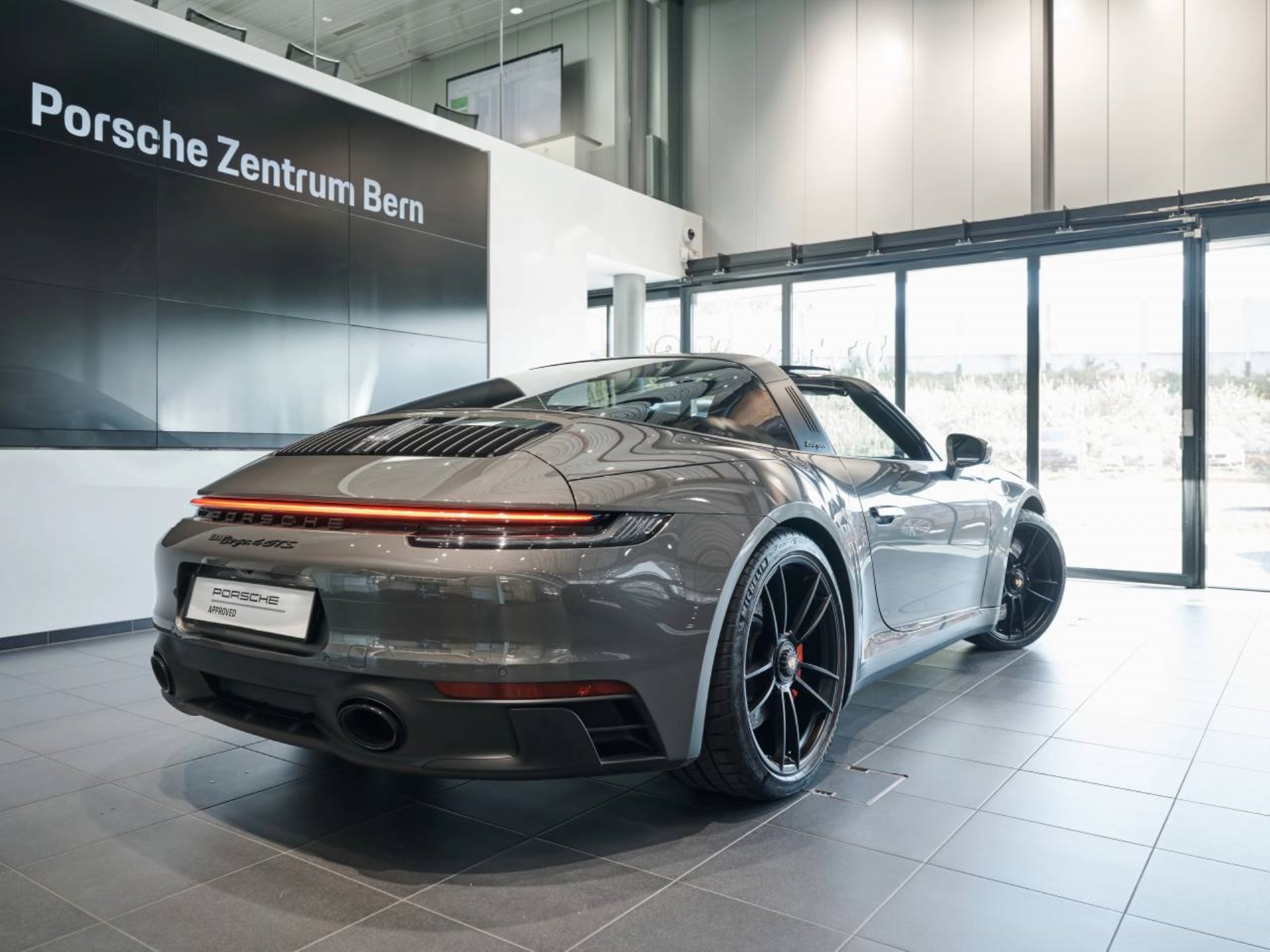 PORSCHE 911 Targa 4 GTS-showroom-element-2