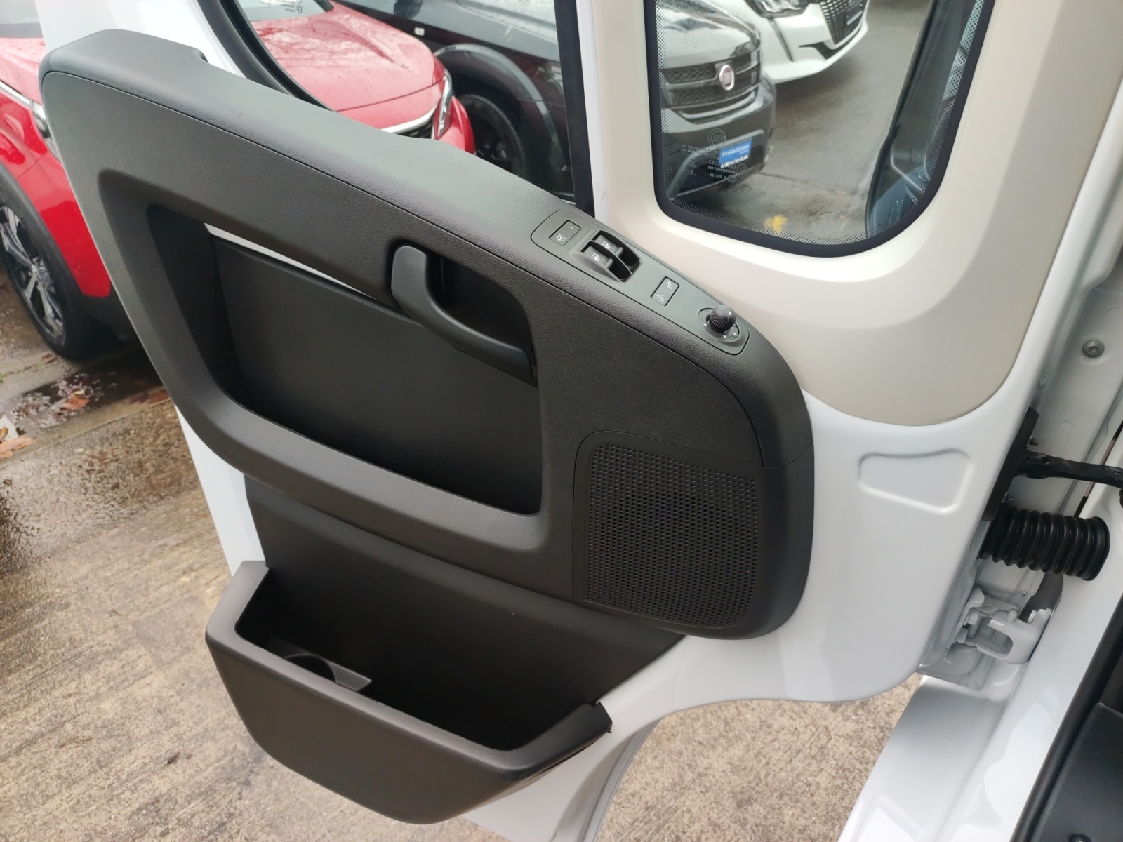 PEUGEOT Boxer 2.2 HDI 335 L2H2-image-14