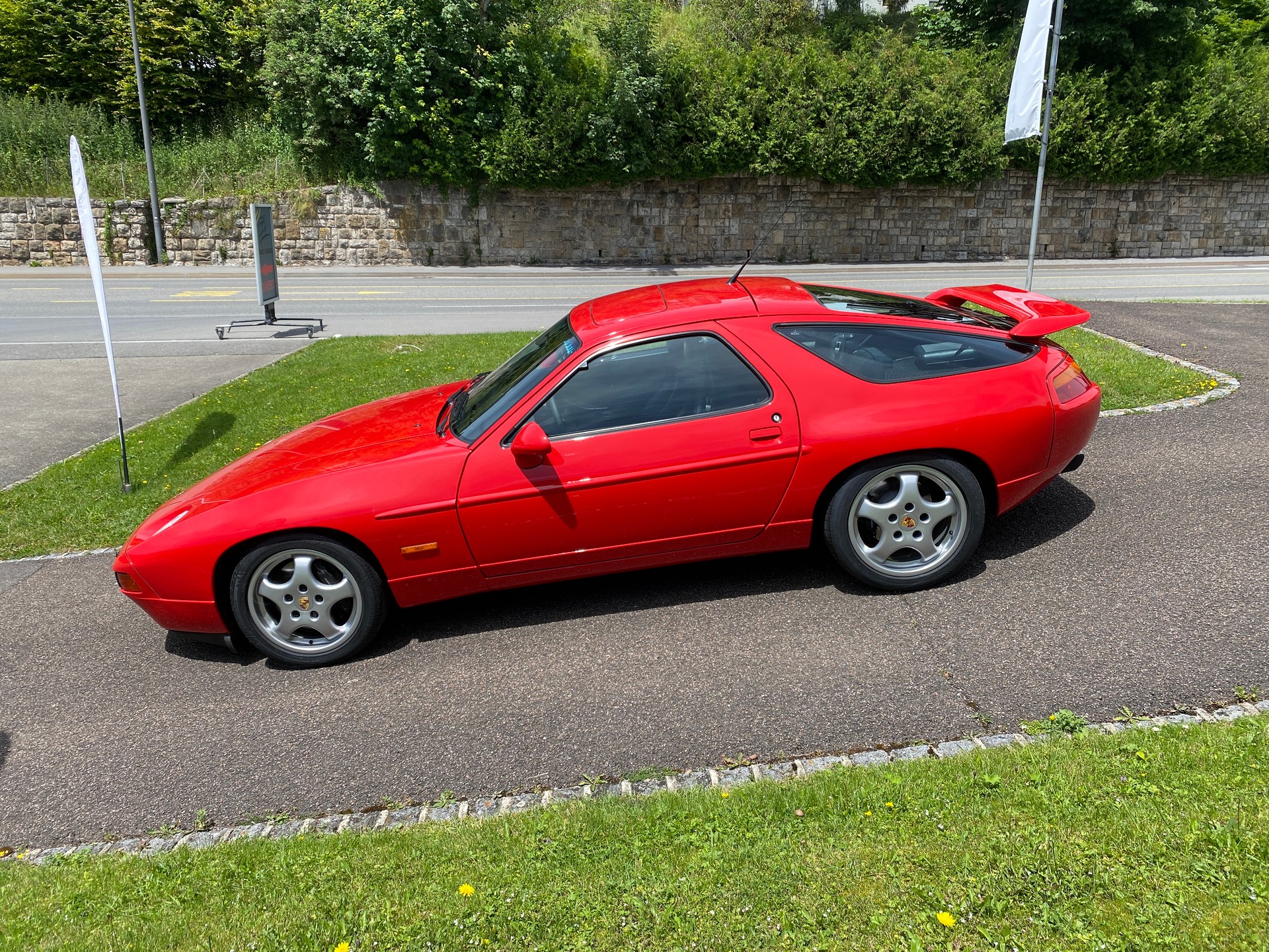 PORSCHE 928 GTS-showroom-element-1