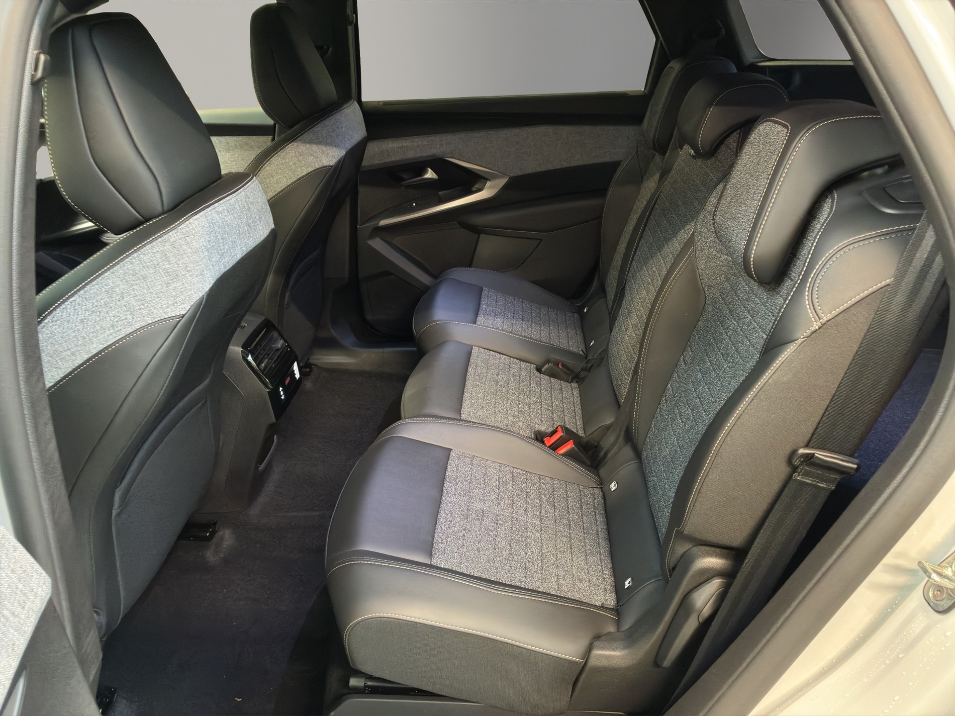 PEUGEOT 5008 145 Hybrid e-DCS6 Allure Premium-image-7