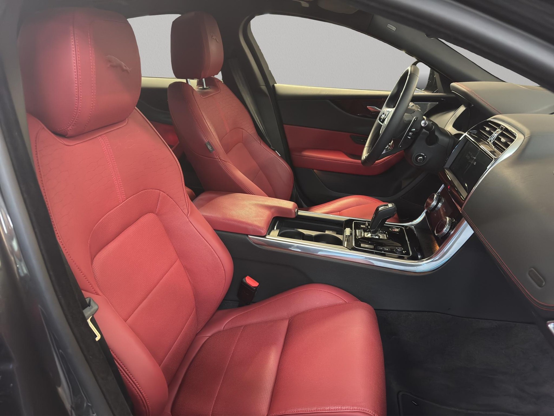 JAGUAR XE 2.0 T 300 Sport AWD-image-8