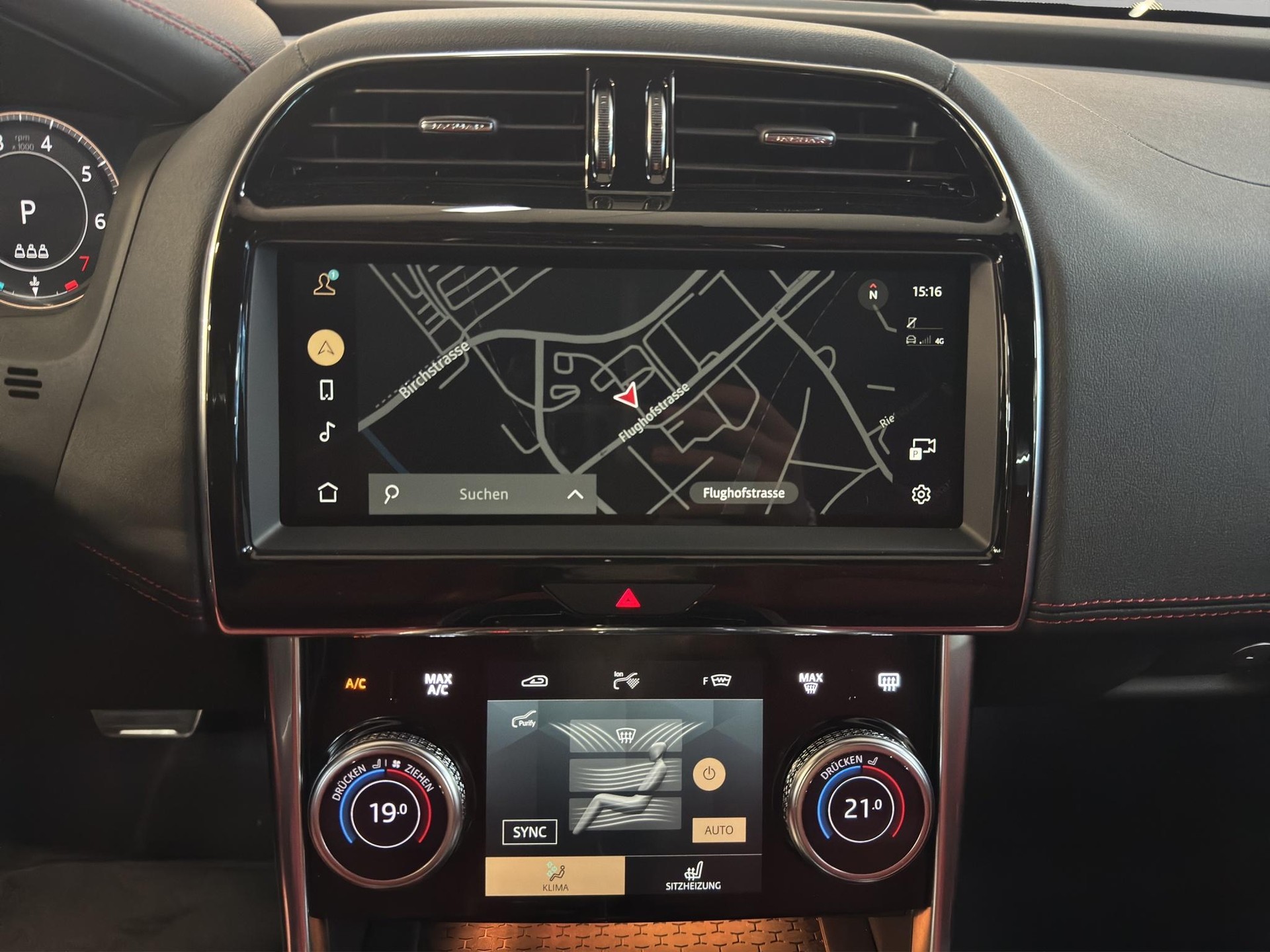 JAGUAR XE 2.0 T 300 Sport AWD-image-11