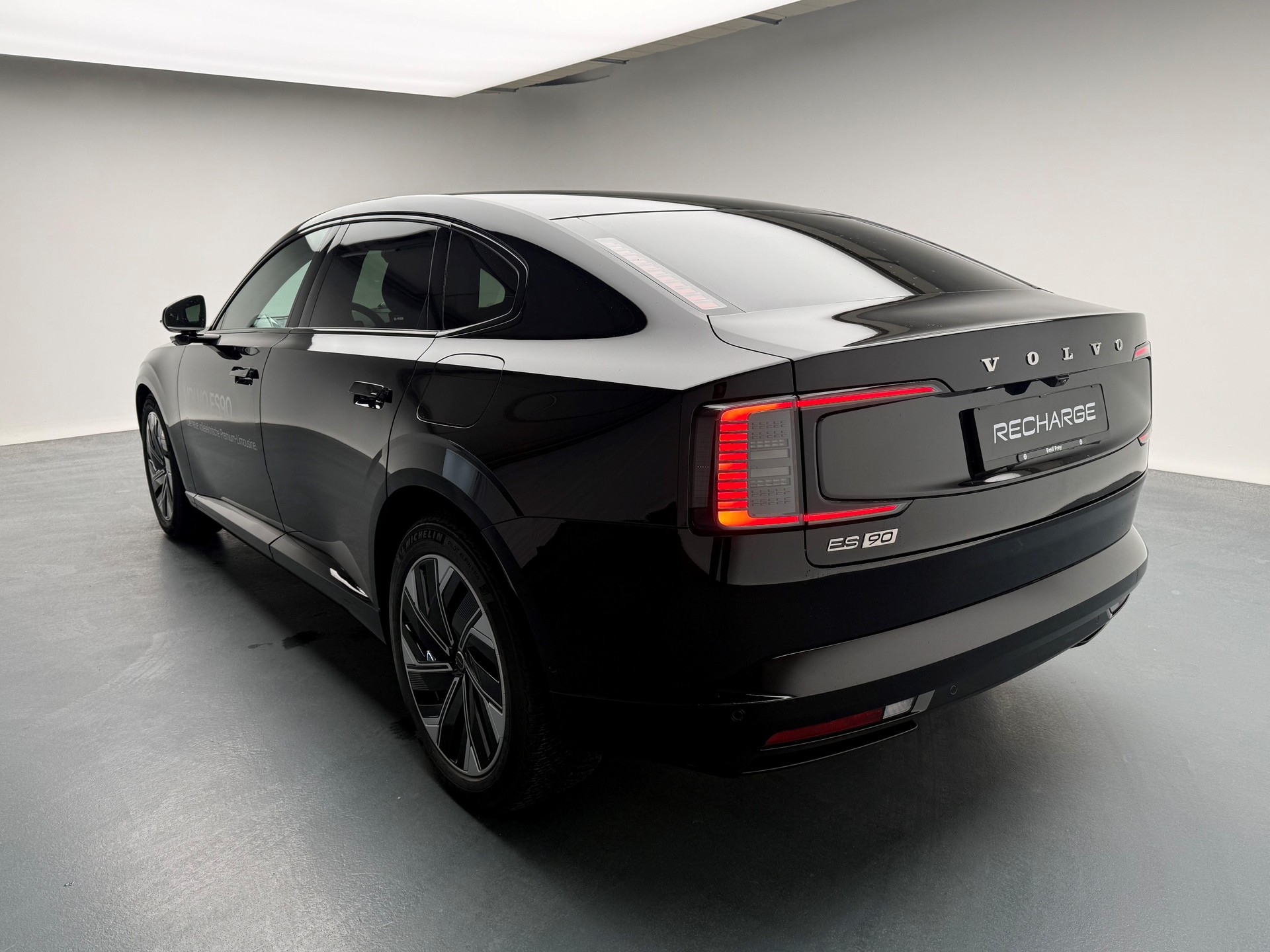 VOLVO ES90 Ultra-showroom-element-2