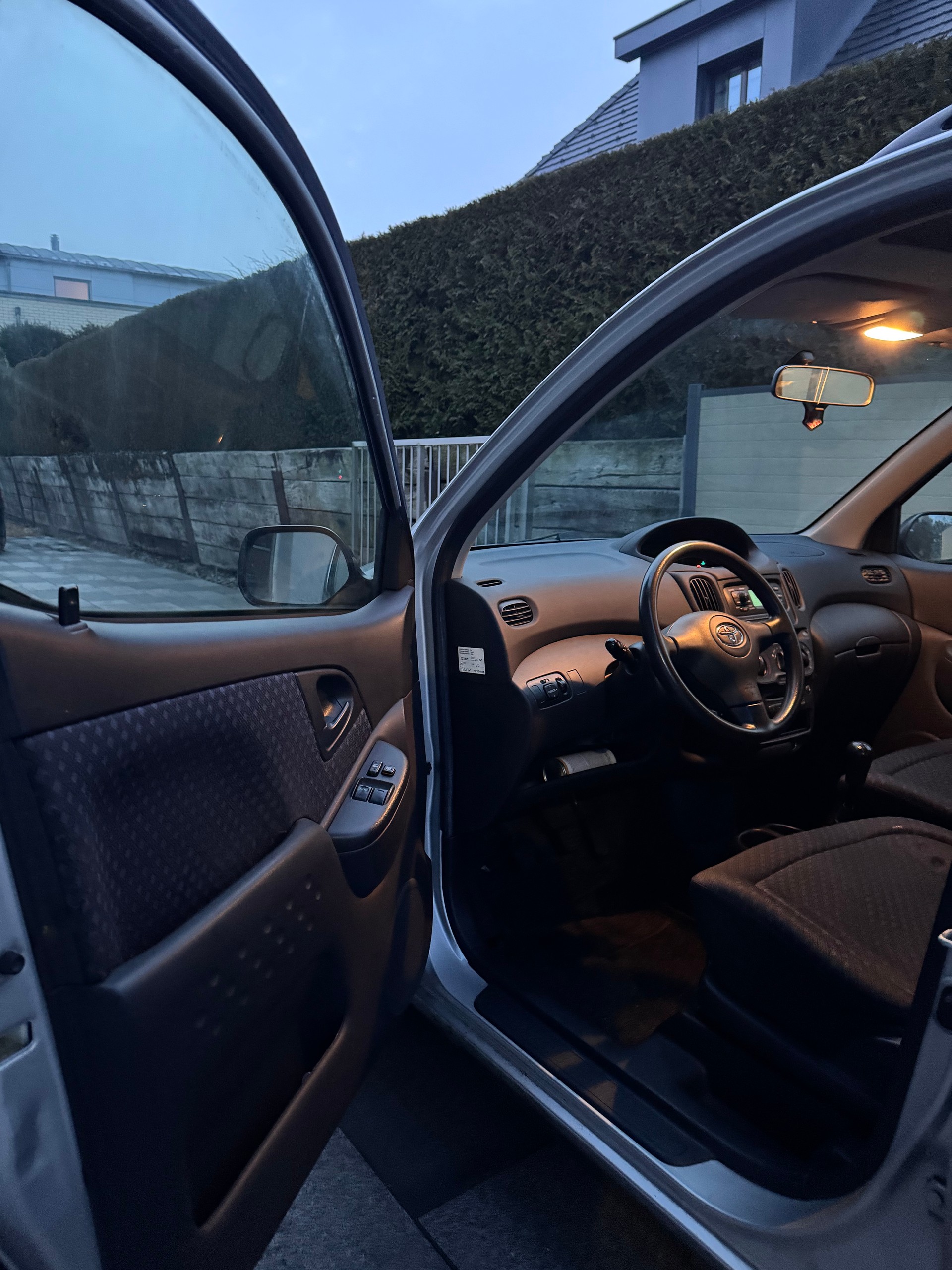 TOYOTA Yaris Verso 1.3 Linea Luna-image-3